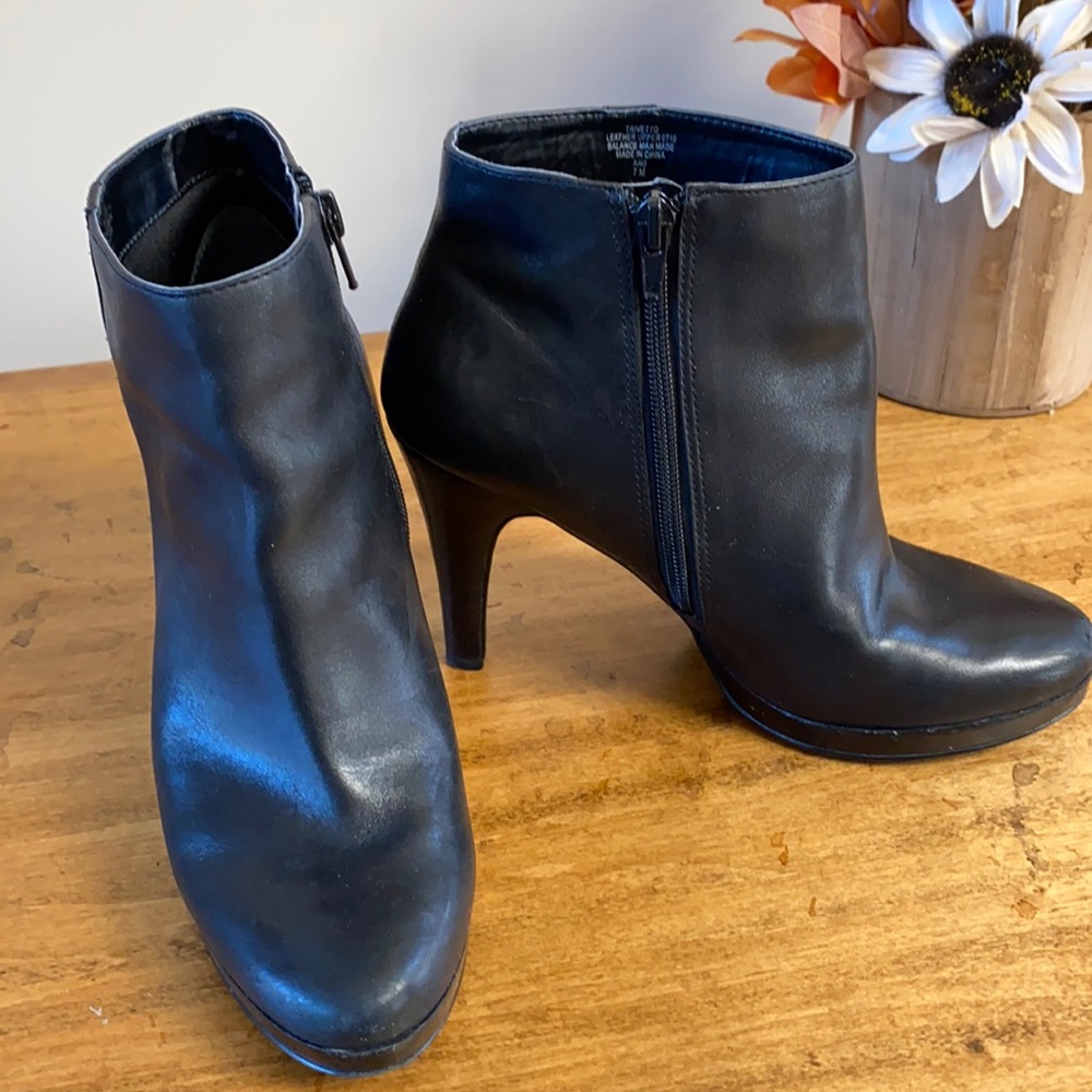 Nine West+Black Leather Booties+4” Heel+Size 7